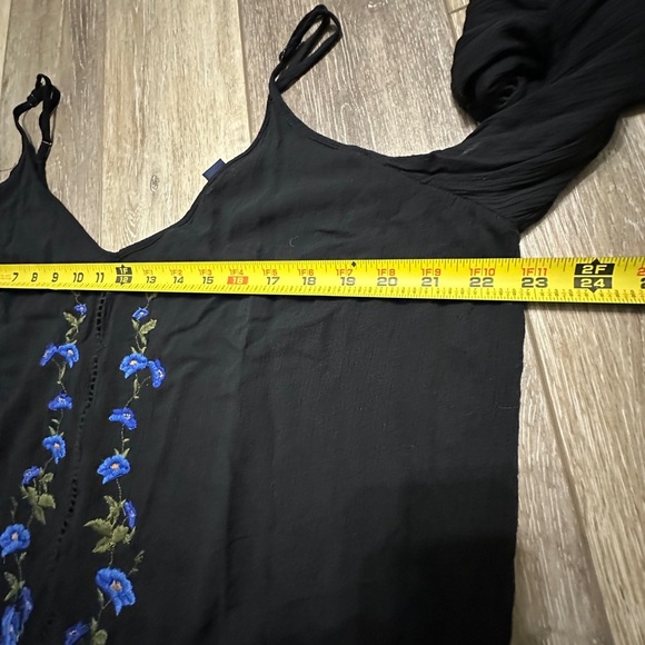 🛍️American Eagle outfitters embroidered cold shoulder top Size M excellent - Picture 7 of 9